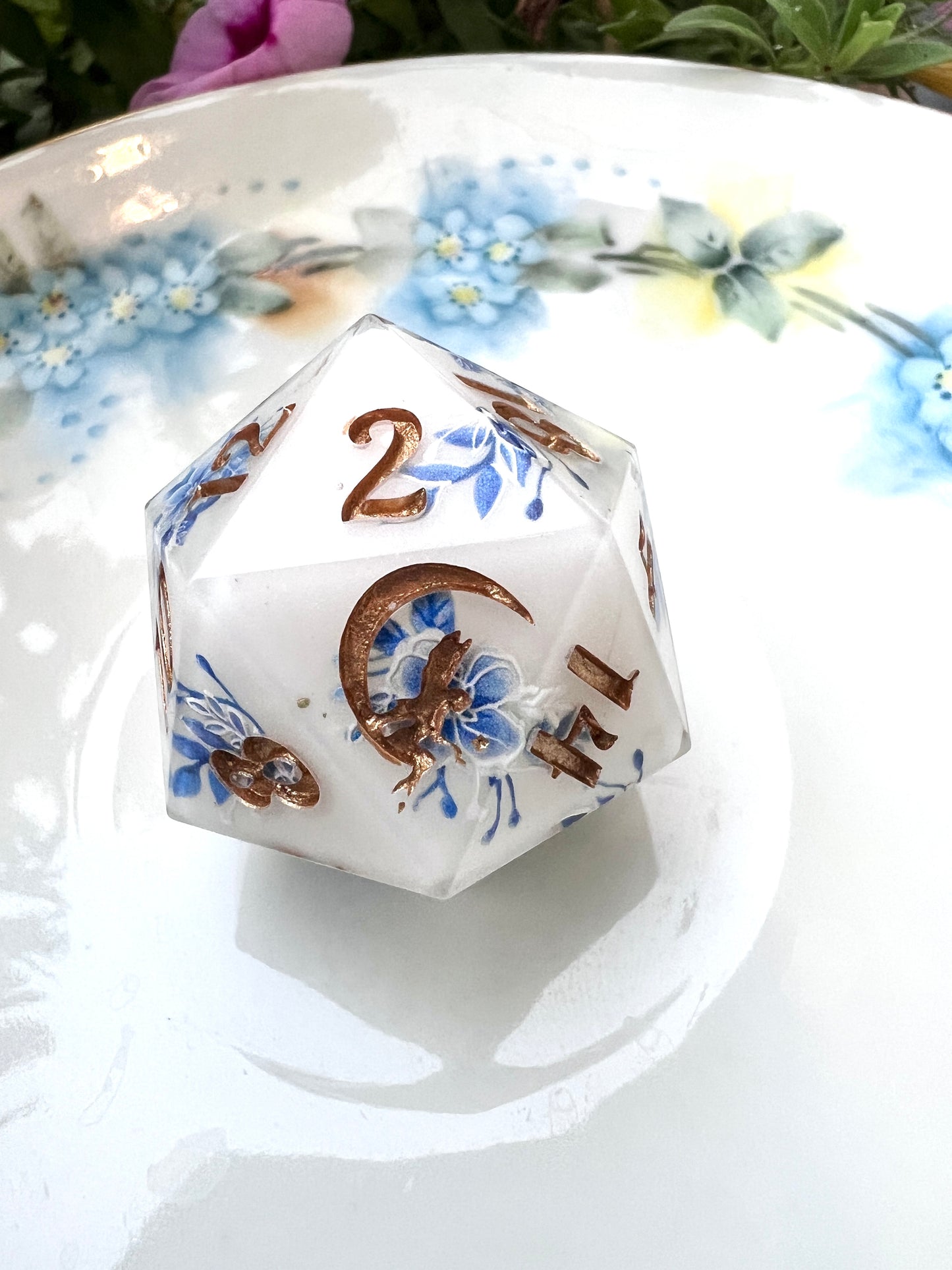 "Regal Porcelain" Jumbo D20 - 32mm